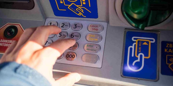 ATM पिन चार अंकों का वह सिक्रेट कोड होता है जिसके बिना कोई भी आपके अकाउंट से पैसा नहीं निकाल सकता. लेकिन अगर यह पिन बहुत आसान है तो धोखेबाज़ इसे सेकंडों में क्रैक कर सकते हैं. ऐसे में आपके खाते में जमा मेहनत की कमाई पलक झपकते ही गायब हो सकती है.
