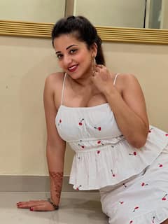 Monalisa PHOTO: વ્હાઈટ સ્કર્ટમાં મોનાલિસાએ કેમેરા સામે આપ્યા ગ્લેમરસ પોઝ