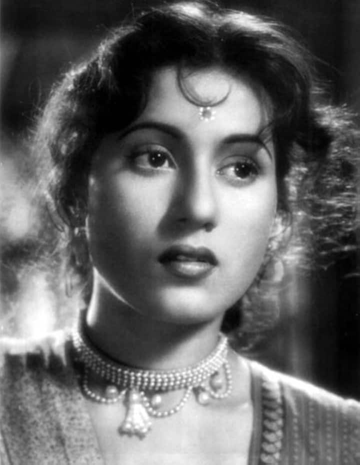 However, as successful as Madhubala's life was, the more pain and misfortune. Despite millions of fans, he did not get true love. Dilip Kumar was the greatest love of his life, but both could not get married.