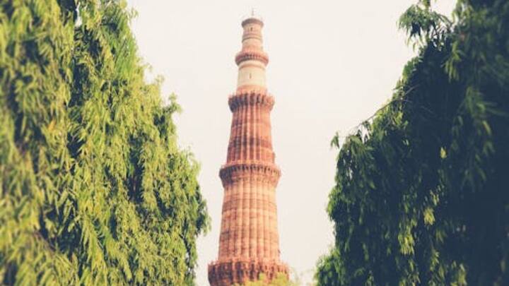 दिल्ली का लाल किला भी अपनी मजबूती और कारीगरी के लिए प्रसिद्ध है. इसका निर्माण लाल बलुआ पत्थर और चूने के गारे से किया गया.