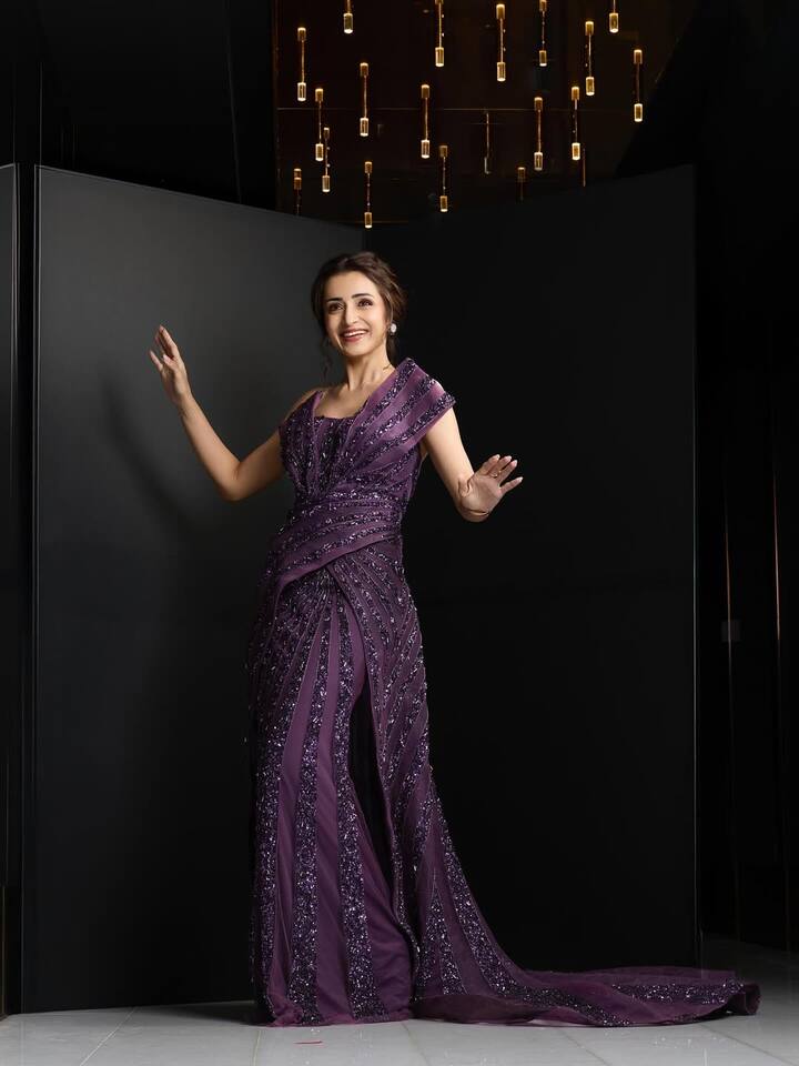 त्रिशा कृष्णन साउथ सिनेमा की जानी-मानी और इक्स्पिरीअन्स्ड एक्ट्रेसेस में से एक हैं. उन्होंने अपने लंबे करियर में कई सुपरहिट और यादगार फिल्में दी हैं. हाल ही में वे पोन्नियिन सेलवन और लियो जैसी बड़ी फिल्मों का हिस्सा रही हैं. इन फिल्मों की सफलता के बाद उनकी डिमांड और भी ज्यादा बढ़ गई है. रिपोर्ट्स के मुताबिक, त्रिशा अपने अगले बड़े प्रोजेक्ट विश्वम्भरा के लिए लगभग 12 करोड़ रुपये फीस चार्ज कर रही हैं. इतनी भारी-भरकम फीस वसूलने वाली वे साउथ इंडस्ट्री की टॉप एक्ट्रेसेस में शामिल हो गई हैं.