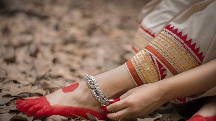 इस नवरात्रि पर आप पैरों में फ्लोरल पैटर्न का आलता लगा सकती हैं. इसमें पैर पर आप एक बड़ा फूल बनाकर उसके चारों ओर छोटे-छोटे फूल और पत्तियां बना सकते हैं. यह डिजाइन पूजा और गरबा दोनों के लिए परफेक्ट है.