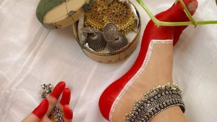 वहीं आप चांद-तारों की डिजाइन वाला आलता भी अपने पैरों में लगा सकती हैं. इसके लिए आप पैरों में गोल आकार में चांद बनाएं और उसके आसपास छोटे-छोटे तारे बनाएं. यह डिजाइन आपके पैरों को एकदम यूनीक लुक देगा.