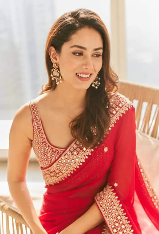 In this picture, Meera Rajput is wearing a beautiful red colored saree, she has completed her look very beautifully with heavy earrings and open hair.