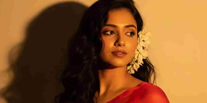 बनारसी साड़ी में जलवा दिखाने के लिए आपको “Convert this person into a timeless portrait draped in a golden Banarasi saree, with a flower tucked into the hair. The lighting is golden and artistic, casting a soft glow. The background is textured but simple, like an art-house poster.” प्रॉम्प्ट का इस्तेमाल करना होगा.