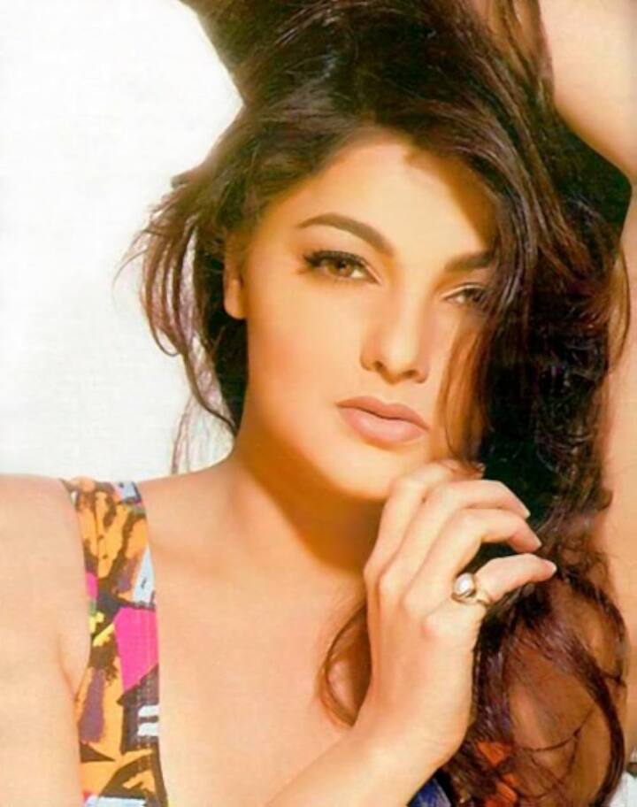 Mamta Kulkarni has been one of the most famous and glamorous actresses of the 90s. In her career, she worked in many superhit films like Karan Arjun, the biggest player, Baji and joined the successful actress of that era. Mamta's film Divine Temple Khajuraho is considered a B-grade movie, in which she broke all the boldness boundaries. There was a lot of controversy about this film, but despite this, Mamta became the famous actress of that era.