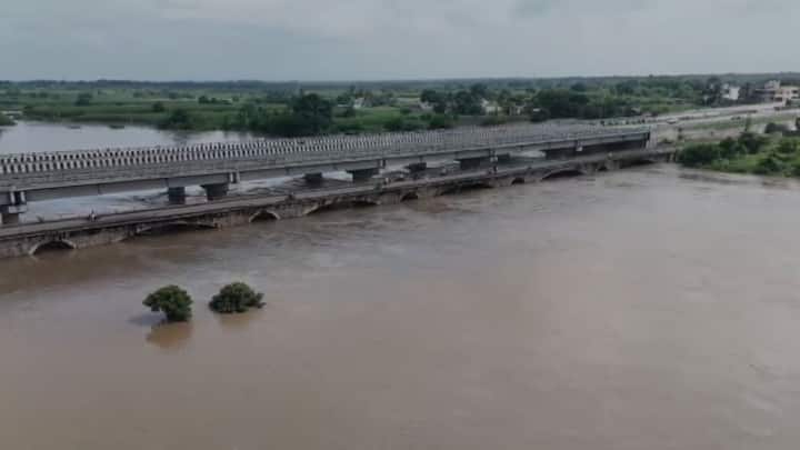 अन्यथा पावसाळ्यात सीना कोळेगाव धरणाचे पाणी सीना नदीत सोडू नये, त्यांनी पर्यायी व्यवस्था करावी, अशी मागणी शेतकऱ्यांनी केली आहे.