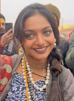 महाकुंभ की मोनालिसा का बदल गया है पूरा लुक, रुद्राक्ष की माला बेचने से एक्ट्रेस बनने तक की 10 तस्वीरें