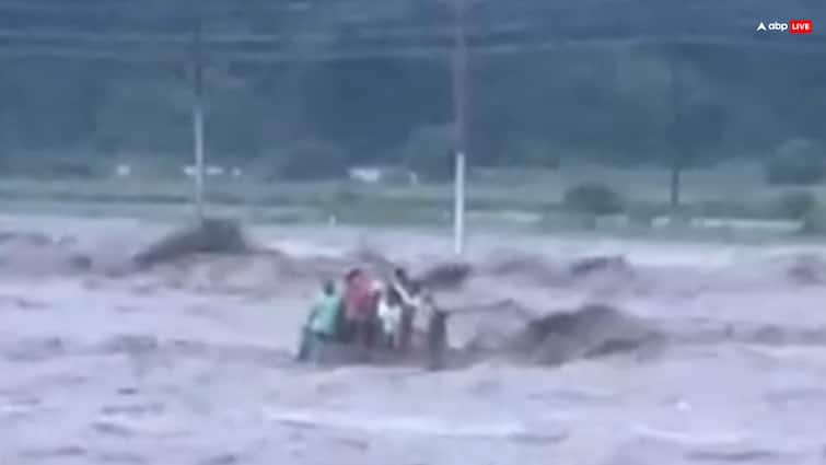 Dehradun Flash Flood: देहरादून की तबाही में मुरादाबाद और संभल के 9 की मौत, 4 लापता, 2 का रेस्क्यू