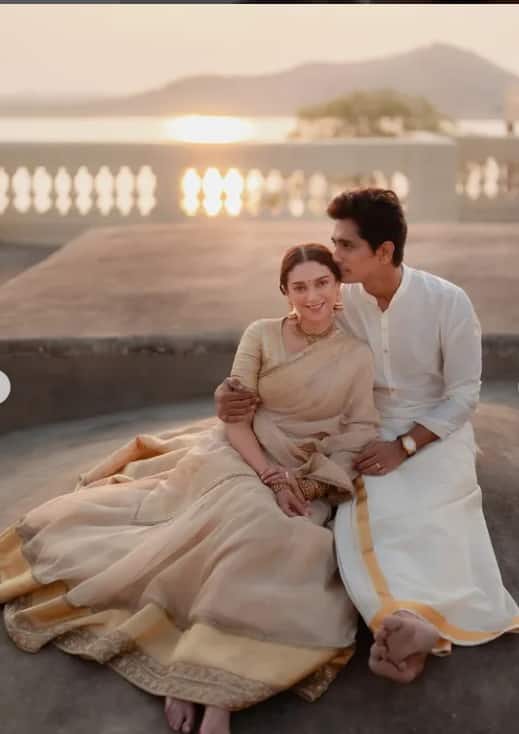 At the wedding, Aditi wore a very simple golden color lehenga. At the same time, Siddharth South Indian Groom was seen. The simple look of both of them went viral in the wedding.