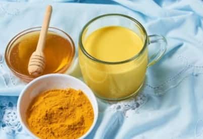 हल्दी और दूध का पेस्ट: हल्दी में एंटीबैक्टीरियल गुण होते हैं और दूध स्किन को पोषण देता है. यह पेस्ट पिंपल्स और डलनेस दूर करके स्किन को नैचुरल शाइन देता है.