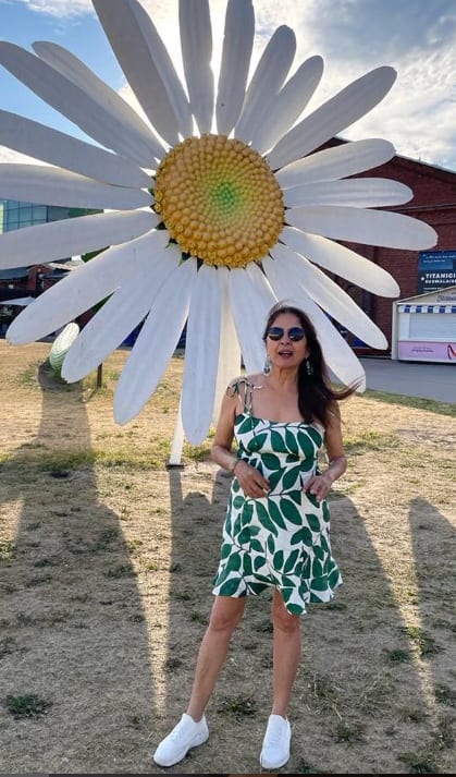 Nina Gupta believes that fashion and clothes are not from anyone's age but with her personality and confidence. This is the reason why Nina Gupta comes out wearing so much grace and style even at her age.