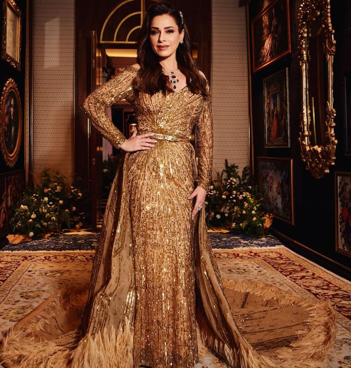 There were millions of fans in the actress's youth, while even at the age of 55, she keeps running knives on the hearts of fans with her style.