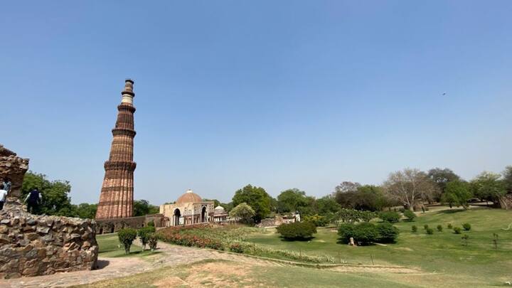 शिल्पकारों ने इसमें बारीक हाथ से नक्काशी की, जो आज भी वास्तुकला की अद्भुत मिसाल है. वहीं, आधुनिक समय में इमारतों के लिए सीमेंट और अन्य सिंथेटिक सामग्रियों का उपयोग तो किया जा रहा है, लेकिन प्राकृतिक आपदाओं का सामना करते ही कई बार ये ढह जाती हैं.
