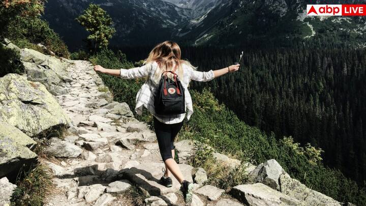 इमरजेंसी के लिए ट्रेवल किट हमेशा साथ रखें. इसमें दवाइयां, ओरल रिहाइड्रेशन सॉल्ट और कपड़े शामिल करें. जरूरत पड़ने पर पास के अस्पताल और फार्मेसी की जानकारी भी काम आएगी.