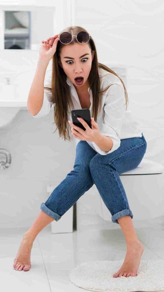 तुम्हालाही शौचालयात फोन घेऊन जायची सवय आहे का? आरोग्यासाठी आहे हानिकारक