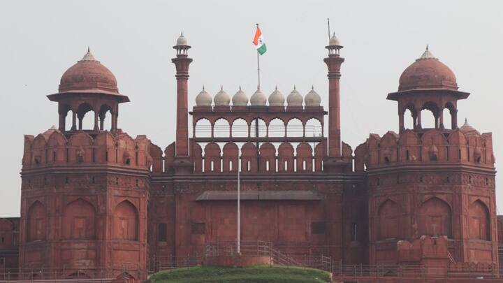 कुतुबमीनार की बात करें तो इसका निर्माण कुतुब-उद-दीन ऐबक ने शुरू करवाया और इल्तुतमिश ने इसे पूरा कराया. यह इमारत मुख्य रूप से लाल बलुआ पत्थर और संगमरमर से बनी है.