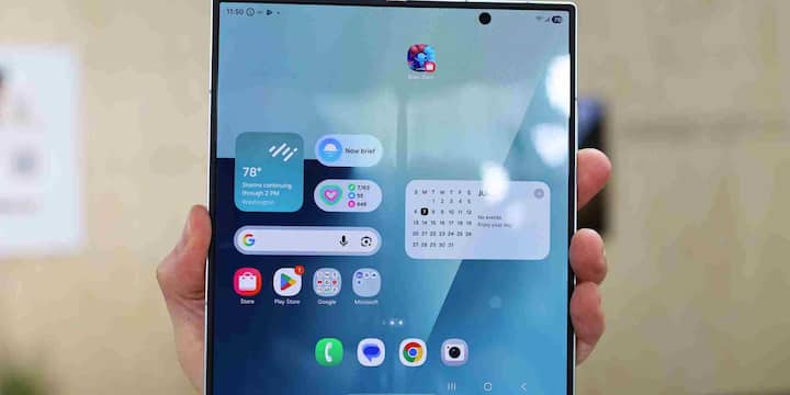 बैटरी की बात करें तो दोनों ही स्मार्टफोन्स में 5000mAh की बैटरी दी गई है. Apple का दावा है कि iPhone 17 Pro Max एक बार चार्ज करने पर 39 घंटे तक का बैकअप देता है. Samsung का Fold 7 भी रेगुलर इस्तेमाल पर मजबूत बैटरी बैकअप देने में सक्षम है.