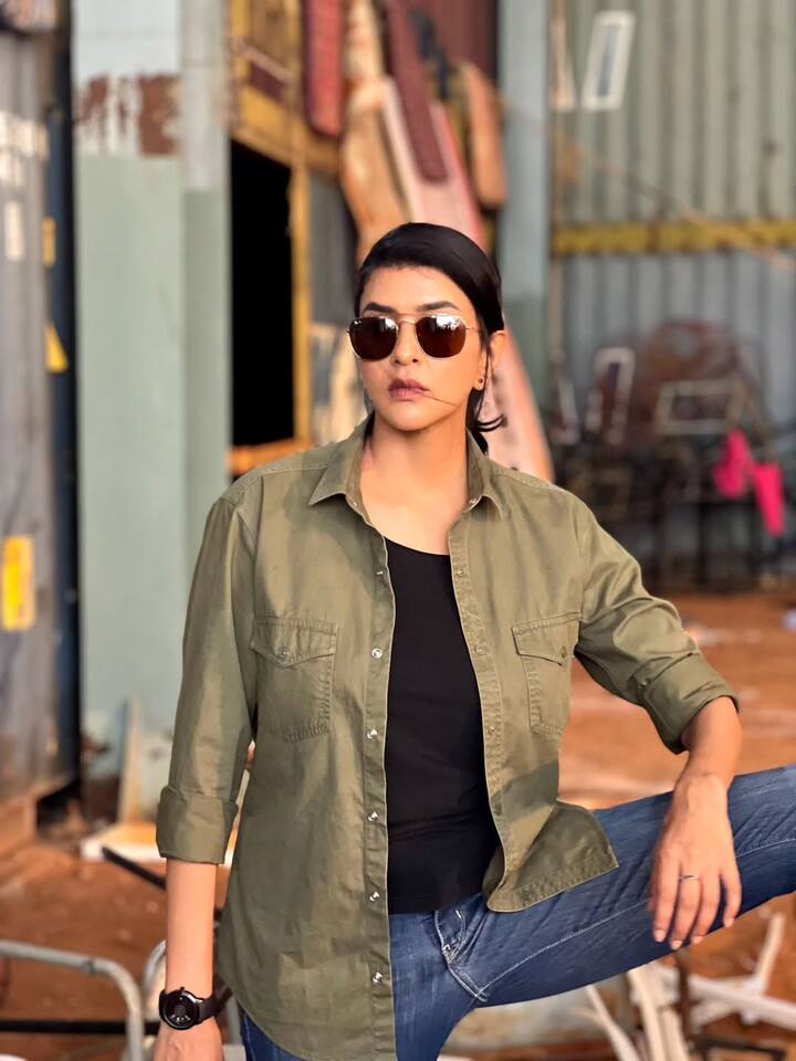 'దక్ష' విడుదల సందర్భంగా అక్కకు మద్దతు ఇవ్వడానికి తమ్ముడు మంచు మనోజ్ వచ్చారు. ఒక ప్రెస్ మీట్ లో పాల్గొన్నారు. అక్కడ ఆర్ రోల్ చేయాలంటూ మనోజ్ చెప్పిన డైలాగ్ వైరల్ అయింది. (Image Courtesy: lakshmimanchu / Instagram)