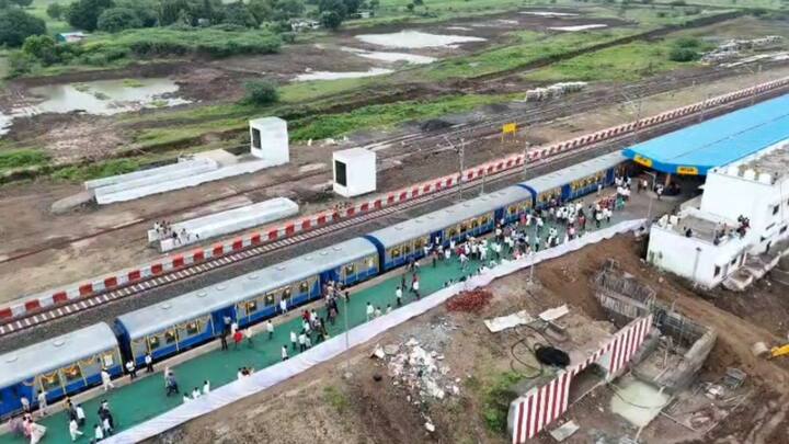 बीड रेल्वेस्थानकाचे बुधवारी लोकार्पण करण्यात आले. आता बीडपर्यंत रेल्वेसेवा सुरु झाल्याने येथील सामान्य नागरिकांना मोठा दिलासा मिळाला आहे.
