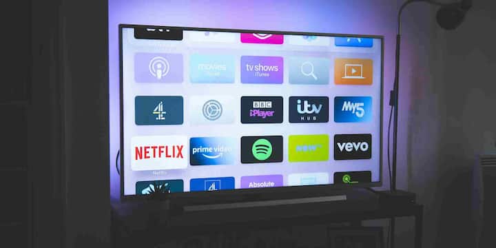 सबसे ज्यादा ध्यान खींचने वाला ऑफर है Xiaomi QLED TV A Pro 32 2025 पर. इसका असली दाम 14,999 रुपये है लेकिन दिवाली सेल में 1500 रुपये की सीधी छूट और बैंक ऑफर के साथ अतिरिक्त 1500 रुपये की कटौती मिलेगी. यानी यह टीवी सिर्फ 11,999 रुपये में आपका हो सकता है.