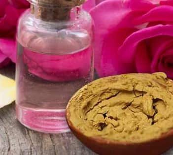 गुलाबजल और मुल्तानी मिट्टी: गुलाबजल स्किन को टोन करता है जबकि मुल्तानी मिट्टी एक्स्ट्रा ऑयल सोख लेती है. यह पैक खासतौर पर ऑयली स्किन वालों के लिए बेहतरीन है और चेहरे पर इंस्टेंट फ्रेशनेस लाता है.