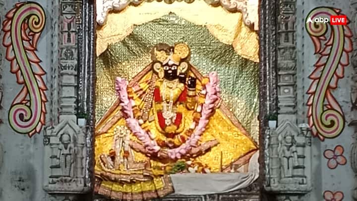 बांके बिहारी मंदिर में एंट्री-एग्जिट रुल में भी बदलाव हुए हैं. अब मंदिर में प्रवेश और निकासी के लिए अलग-अलग रास्ते निर्धारित किए गए हैं. वही भक्तों की सहुलियत के लिए बांके बिहारी जी के दर्शन को लाइव स्ट्रीम भी किया जाएगा.