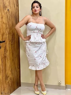 Monalisa PHOTO: વ્હાઈટ સ્કર્ટમાં મોનાલિસાએ કેમેરા સામે આપ્યા ગ્લેમરસ પોઝ