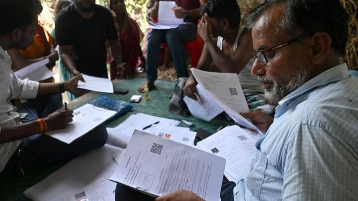 इलेक्शन कमीशन ने 2002 के पुराने विधानसभा क्षेत्रों की मैपिंग मौजूदा हलकों से भी वेबसाइट पर डाल दी है. प्रोसेस को यूज़र-फ्रेंडली रखने के लिए डॉक्यूमेंट फ्लो सिंपल किया गया है. BLO घर-घर आकर जरूरी डिटेल लेकर फॉर्म कलेक्ट करेगा.