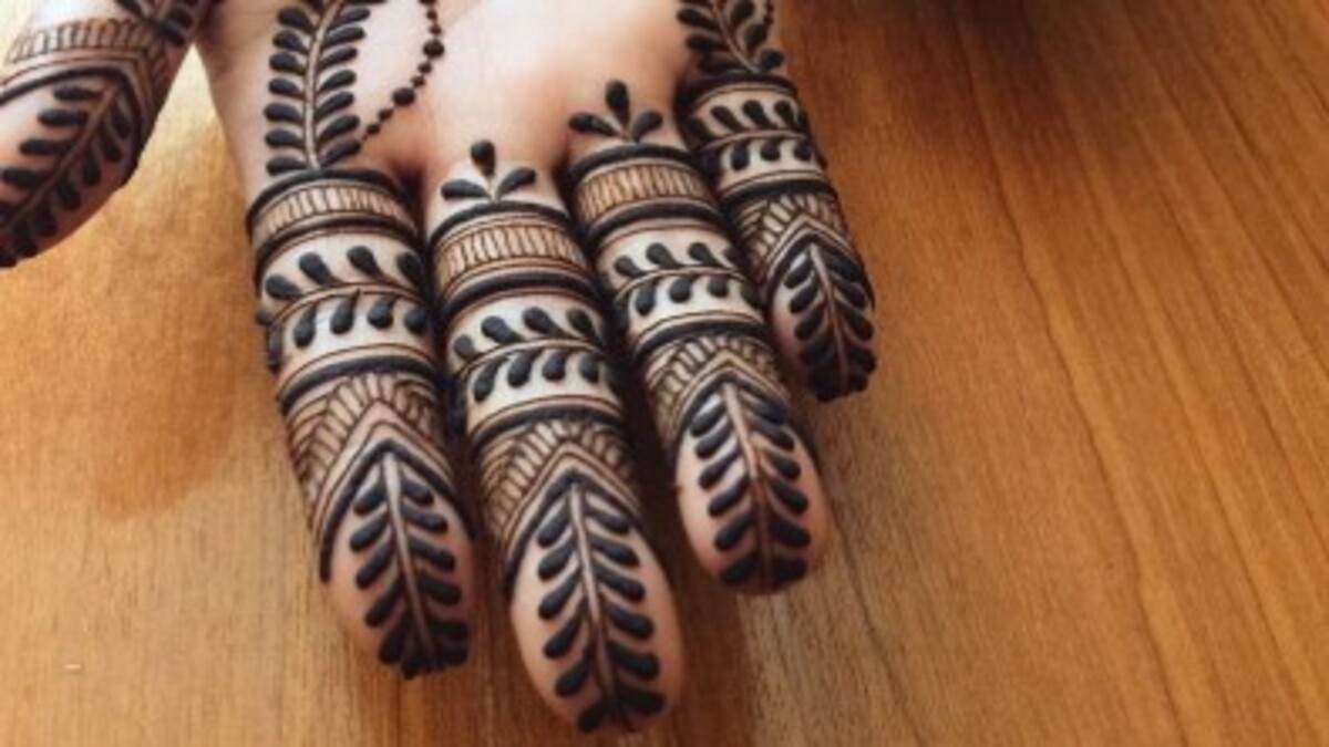 Mehndi Designs for Karwa Chauth: इस करवाचौथ पिया को इन 5 मेहंदी डिजाइन्स से करें खुश, हाथों की भी बढ़ेगी शोभा