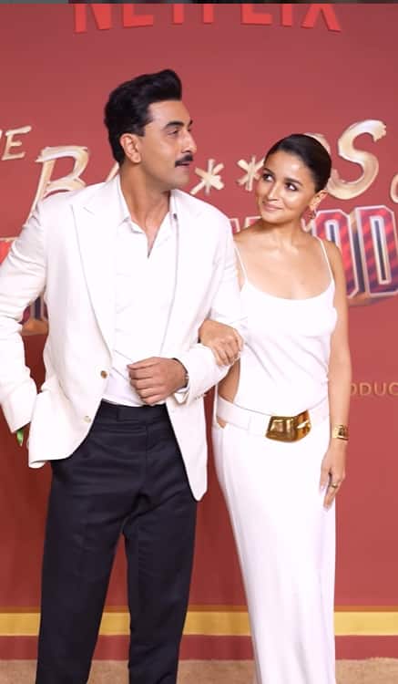 Alia Bhatt appeared in a very happy and romantic style with Ranbir Kapoor at the premiere. Both of them put their arms in their arms and posted a lot in front of the camera.