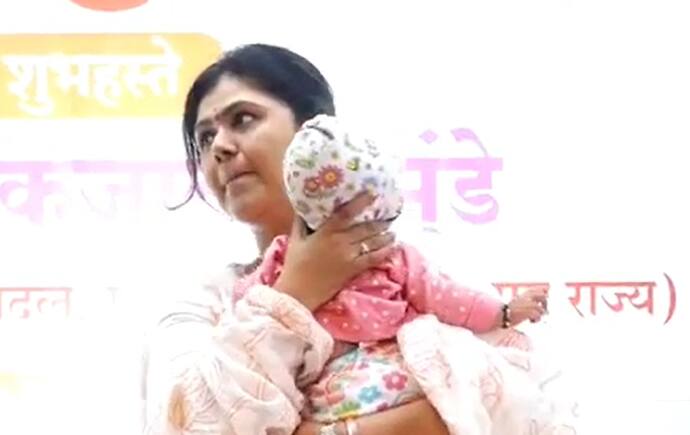 कार्यक्रम सुरू असताना उपस्थितांमध्ये असलेल्या एका दहा महिन्याच्या गोंडस बाळाकडे पंकजा मुंडे यांची नजर गेली.