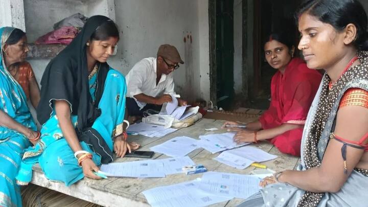 ताकि लोगों को दफ्तरों के चक्कर न लगाने पड़ें. जिला चुनाव अधिकारी से लेकर रजिस्ट्रेशन ऑफिसर और BLO तक सभी को सही से ट्रेन किया जा रहा है. ताकि टाइमलाइन टाइट रहे. आयोग का कहना है कि लक्ष्य वैध मतदाताओं को जोड़ना और गलत या डुप्लीकेट नाम हटाना है.