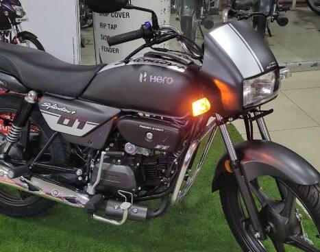 ਜੀਐਸਟੀ ਵਿੱਚ ਕਟੌਤੀ ਤੋਂ ਬਾਅਦ, ਹੀਰੋ ਸਪਲੈਂਡਰ ਪਲੱਸ ਦੀ ਕੀਮਤ ਹੌਂਡਾ ਸ਼ਾਈਨ ਨਾਲੋਂ ਘੱਟ ਹੋਵੇਗੀ, ਜਿਸ ਕਾਰਨ ਇਹ ਇੱਕ ਕਿਫਾਇਤੀ ਵਿਕਲਪ ਸਾਬਤ ਹੋਣ ਜਾ ਰਿਹਾ ਹੈ। ਹਾਲਾਂਕਿ, ਤੁਸੀਂ ਆਪਣੀ ਜ਼ਰੂਰਤ ਅਤੇ ਬਜਟ ਦੇ ਅਨੁਸਾਰ ਬਾਈਕ ਦੀ ਚੋਣ ਕਰ ਸਕਦੇ ਹੋ।