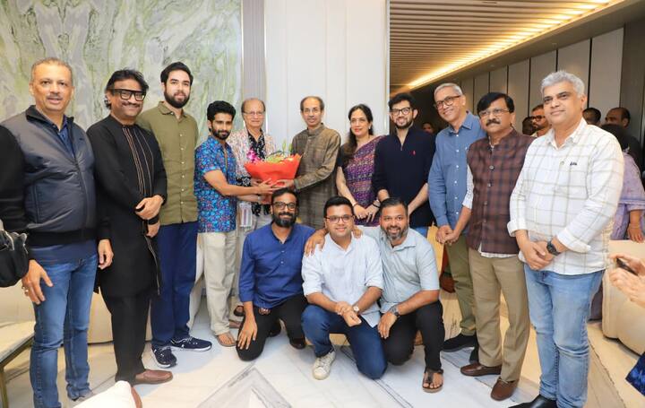 शिवसेना पक्षप्रमुख उद्धव ठाकरे आणि युवासेना प्रमुख आदित्य ठाकरे यांची दशावतार चित्रपटाला उपस्थिती लावली.