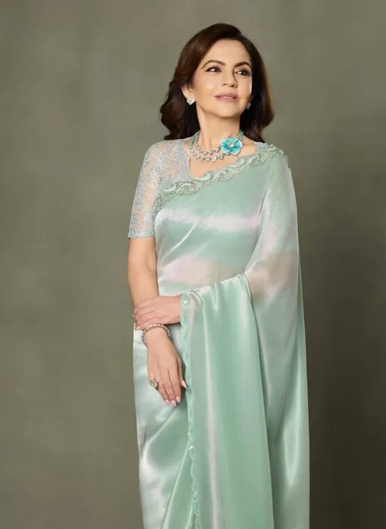 नीता ने अपने लुक को खूबसूरत से नेकलेस और साइड पार्टेड हेयरस्टाइल से कंप्लीट किया नीता इस पूरे लुक में गॉर्जियस लगीं.