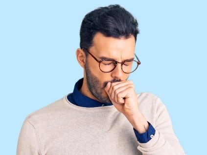 बार-बार खांसी: दिल कमजोर होने पर फेफड़ों में फ्लूइड जमा हो जाता है, जिससे बार-बार खांसी, बलगम की समस्या हो सकती है.