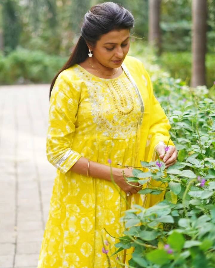 एक्ट्रेस ने बताया कि वो बहुत ज्यादा पढ़े लिखे थे और गोल्ड मेडलिस्ट थे. जया ने ये भी कहा कि हमारे बीच 19 साल का एज गैप था.