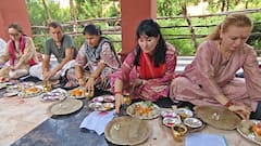 रूस-यूक्रेन सहित कई देशों के गयाजी पहुंचे विदेशी पर्यटक, एक साथ पिंडदान किया, देखें तस्वीरें