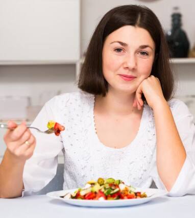 ਆਂਵਲਾ ਅੱਖਾਂ ਦੀ ਰੌਸ਼ਨੀ ਵਧਾਉਣ ਲਈ ਬਹੁਤ ਫਾਇਦੇਮੰਦ ਹੈ। ਇਸ ਵਿੱਚ ਵਿਟਾਮਿਨ-ਸੀ ਅਤੇ ਹੋਰ ਐਂਟੀ-ਆਕਸੀਡੈਂਟ ਹੁੰਦੇ ਹਨ, ਜੋ ਅੱਖਾਂ ਨੂੰ ਸਿਹਤਮੰਦ ਰੱਖਦੇ ਹਨ। ਆਂਵਲਾ ਰੋਜ਼ਾਨਾ ਖਾਣ ਨਾਲ ਰੌਸ਼ਨੀ ਵਧਦੀ ਹੈ ਅਤੇ ਅੱਖਾਂ ਦੀਆਂ ਸਮੱਸਿਆਵਾਂ ਘਟਦੀਆਂ ਹਨ।