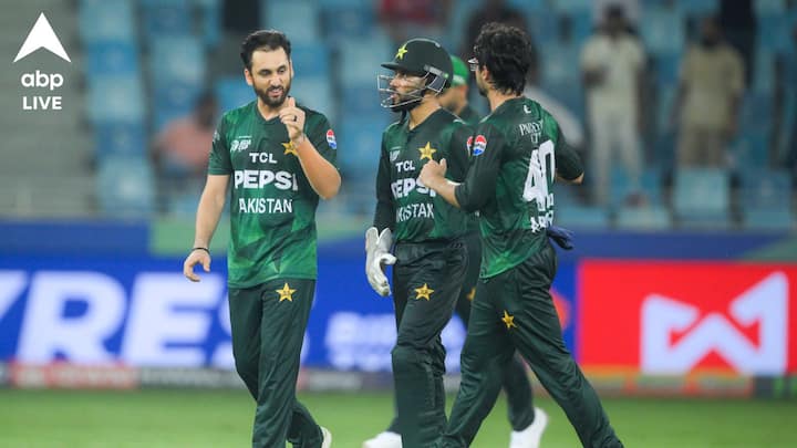 টিমহোটেলে উচ্চ পর্যায়ের বৈঠকের পর মাঠে আসে পাক দল।