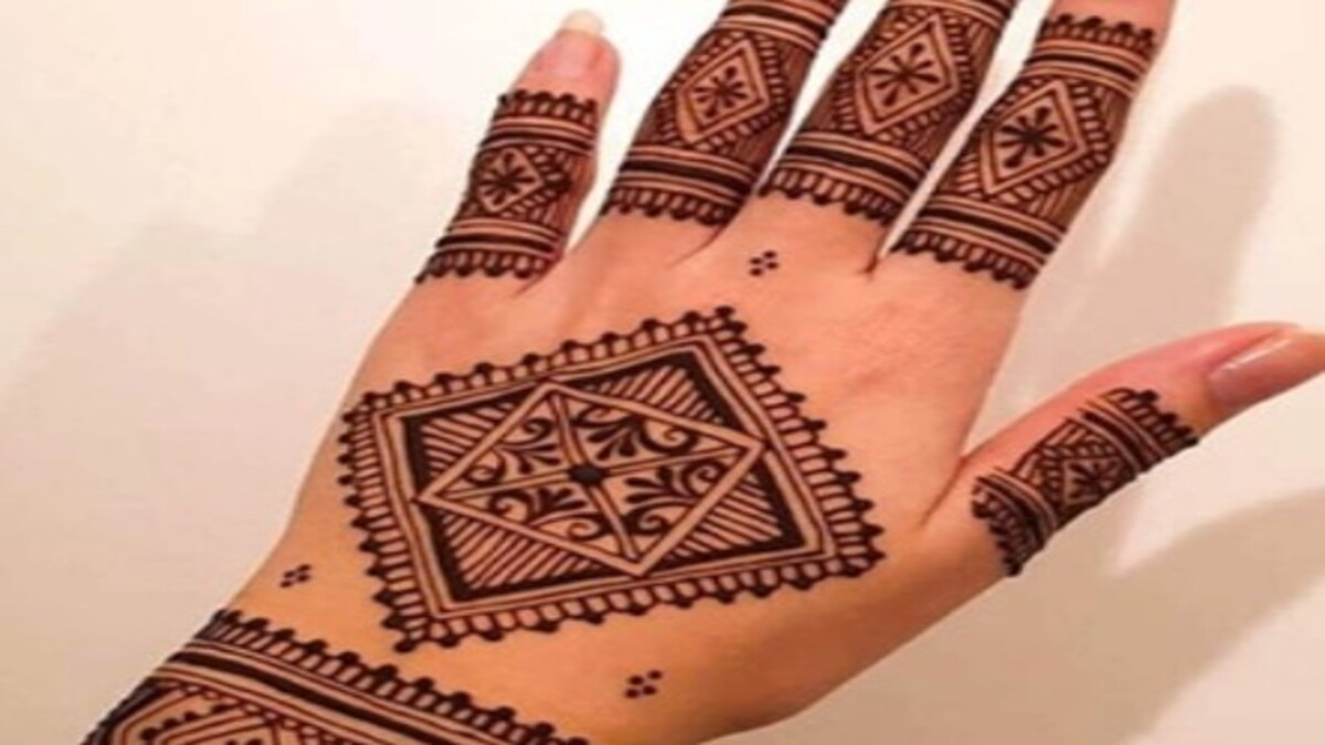 Mehndi Designs for Karwa Chauth: इस करवाचौथ पिया को इन 5 मेहंदी डिजाइन्स से करें खुश, हाथों की भी बढ़ेगी शोभा