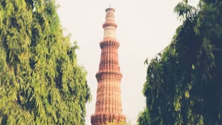 दिल्ली का लाल किला भी अपनी मजबूती और शिल्पकला के लिए प्रसिद्ध है। इसका निर्माण लाल बलुआ पत्थर और चूने के गारे से किया गया था।