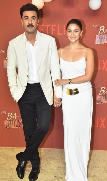 The stars added four moons to the premiere of 'The Bads of Bollywood' in Mumbai. Here Alia Bhatt and Ranbir Kapoor's romantic chemistry won everyone's heart.