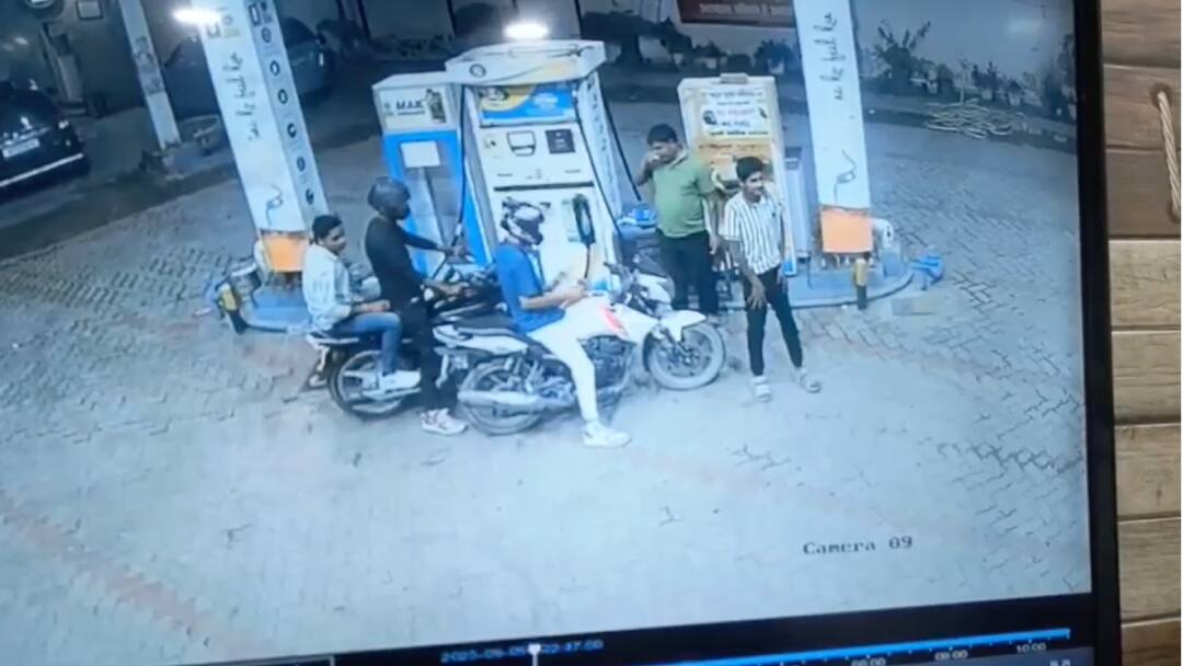 दिशा पाटनी के घर पर फायरिंग के मामले में फरार 2 आरोपियों पर 1-1 लाख का इनाम घोषित Disha Patni news reward of Rs 1 lakh each has been announced two absconding accused दिशा पाटनी के घर पर फायरिंग के मामले में फरार 2 आरोपियों पर 1-1 लाख का इनाम घोषित