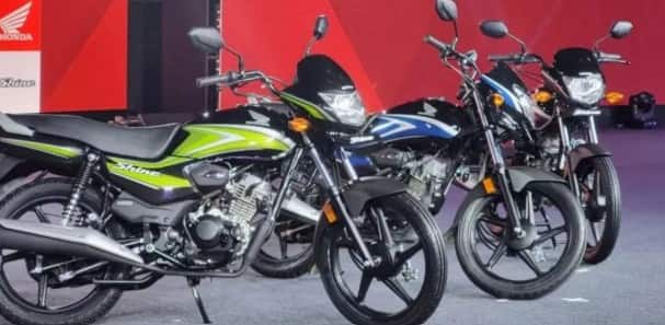 ਨਵੀਂ GST ਰੇਟ ਤੋਂ ਬਾਅਦ, ਇਹ ਦੋਵੇਂ ਬਾਈਕ ਪਹਿਲਾਂ ਨਾਲੋਂ ਵਧੇਰੇ ਕਿਫਾਇਤੀ ਹੋ ਗਈਆਂ ਹਨ। ਦਰਅਸਲ, ਦੋਪਹੀਆ ਵਾਹਨਾਂ 'ਤੇ GST ਦਰ 28 ਪ੍ਰਤੀਸ਼ਤ ਤੋਂ ਘਟਾ ਕੇ 18 ਪ੍ਰਤੀਸ਼ਤ ਕਰ ਦਿੱਤੀ ਗਈ ਹੈ, ਜਿਸ ਨੂੰ 22 ਸਤੰਬਰ 2025 ਤੋਂ ਲਾਗੂ ਕੀਤਾ ਜਾਏਗਾ। ਆਓ ਜਾਣਦੇ ਹਾਂ GST ਕਟੌਤੀ ਤੋਂ ਬਾਅਦ Splendor ਜਾਂ Shine ਖਰੀਦਣਾ ਕਿਸ ਲਈ ਜ਼ਿਆਦਾ ਫਾਇਦੇਮੰਦ ਹੋਵੇਗਾ?