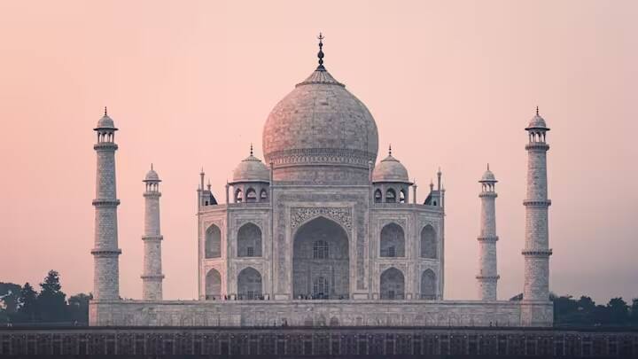 दुनिया के सात अजूबों में से एक, आगरा स्थित ताजमहल अपनी खूबसूरती के साथ-साथ अपनी निर्माण तकनीक के लिए भी प्रसिद्ध है। ऐतिहासिक दस्तावेज़ बताते हैं कि इसका निर्माण राजस्थान के मकराना खदान से लाए गए सफ़ेद संगमरमर से हुआ था।