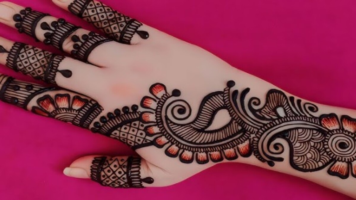 Mehndi Designs for Karwa Chauth: इस करवाचौथ पिया को इन 5 मेहंदी डिजाइन्स से करें खुश, हाथों की भी बढ़ेगी शोभा