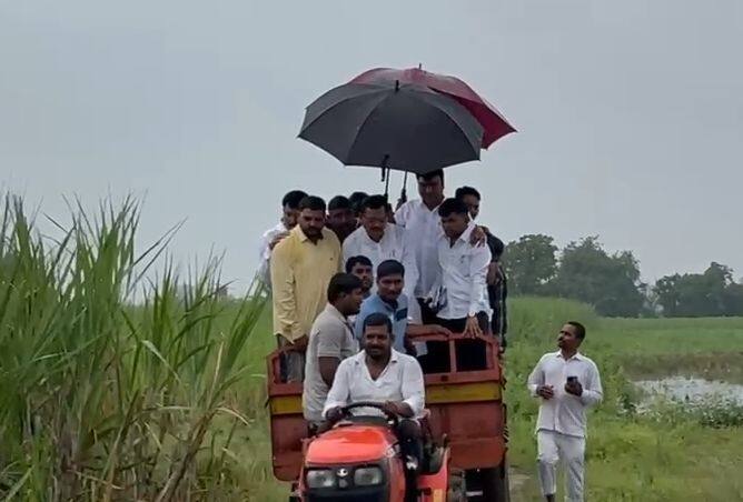 दरम्यान यावेळी पैठण तालुक्यातील कातपूर गावामध्ये संजय शिरसाठ यांना पाहणीसाठी ट्रॅक्टरचा उपयोग करावा लागला.