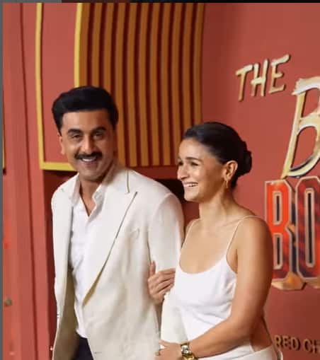 The two posed together and the fans were happy to see their chemistry. Alia and Ranbir's smile and their cool style became more special in the evening of the premiere.